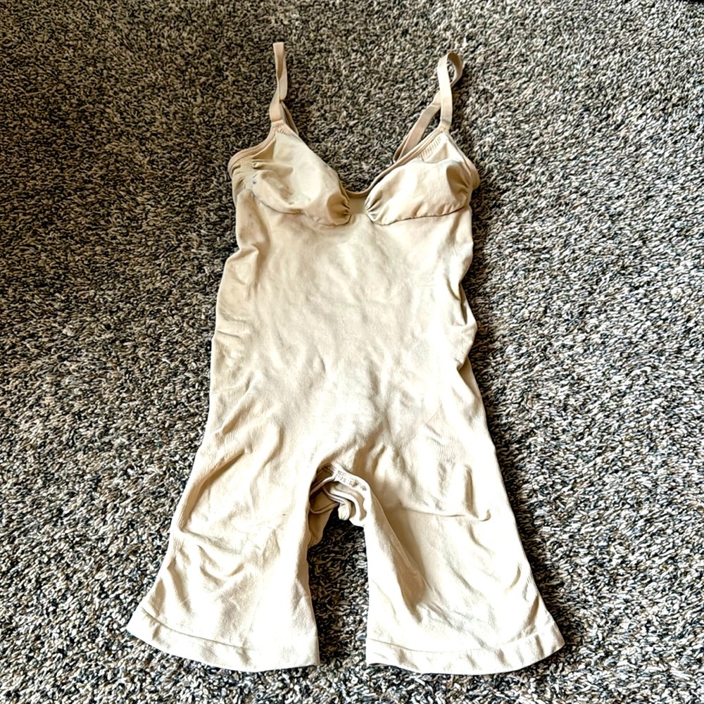 NWOT SKIMS SHAPEWEAR MID THIGH BODYSUIT CLAY BEIGE LARGE